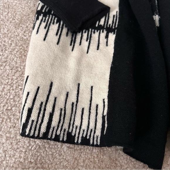 EUC Women’s 5/48 Black And White Sweater! - Picture 2 of 5